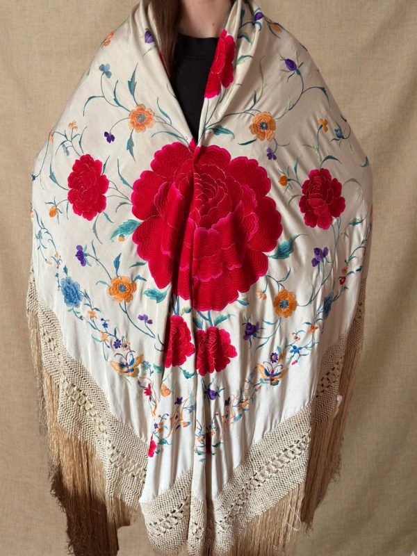 manton seda bordado a mano beige y rosas rojas