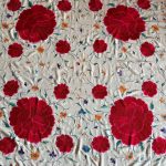 manton seda bordado a mano beige y rosas rojas