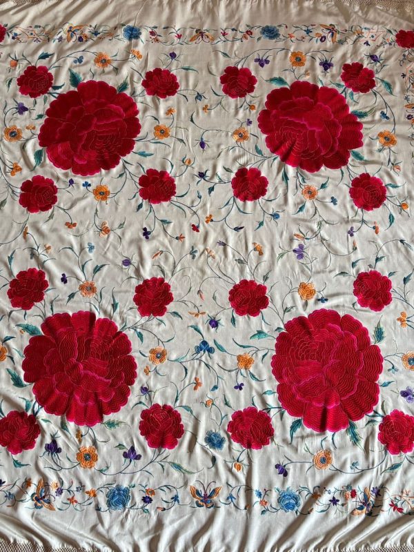 manton seda bordado a mano beige y rosas rojas