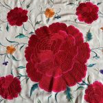 manton seda bordado a mano beige y rosas rojas