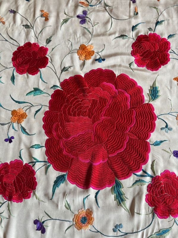 manton seda bordado a mano beige y rosas rojas