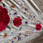 manton seda bordado a mano beige y rosas rojas