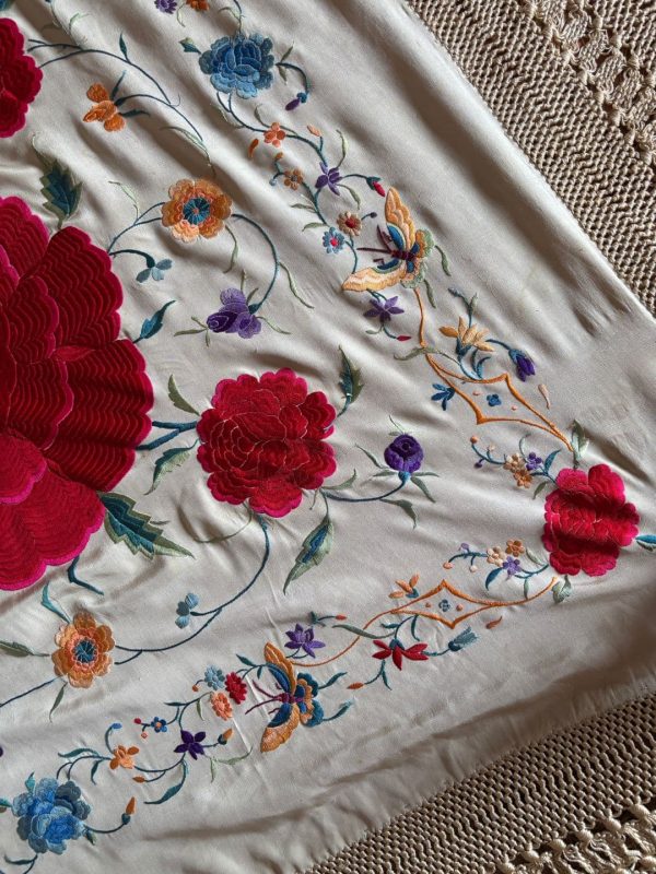 manton seda bordado a mano beige y rosas rojas