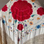 manton seda bordado a mano beige y rosas rojas