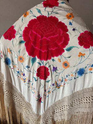 manton seda bordado a mano beige y rosas rojas