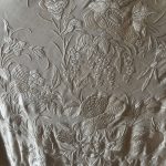 Mantón de Manila antiguo seda crema bordada a mano tono sobre tono