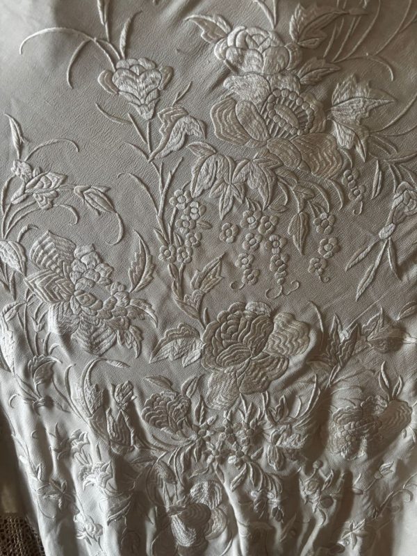 Mantón de Manila antiguo seda crema bordada a mano tono sobre tono
