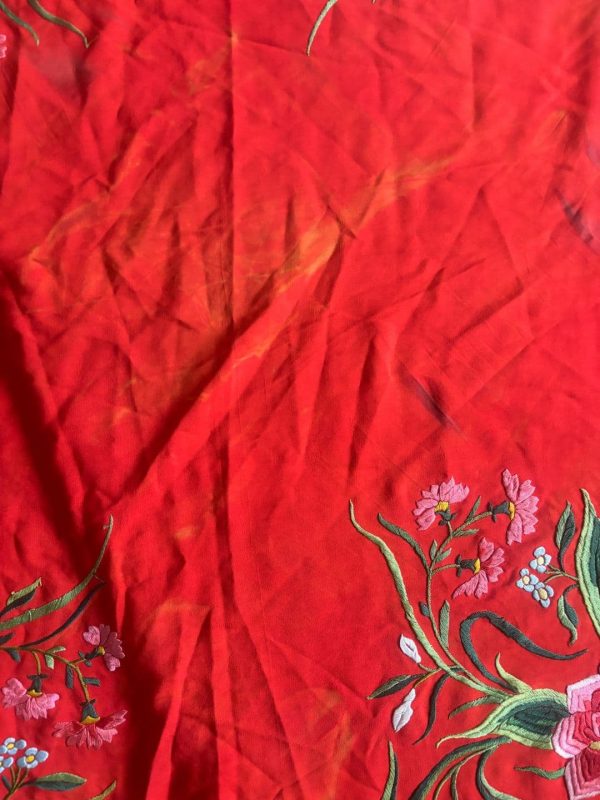 mantón seda bordado a mano rojo