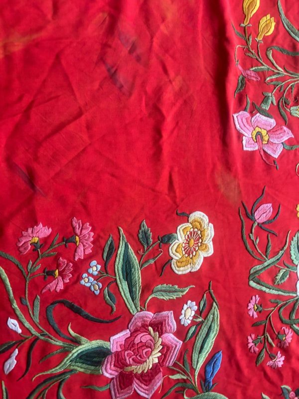 mantón seda bordado a mano rojo