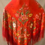 mantón seda bordado a mano rojo