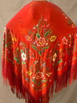 mantón seda bordado a mano rojo