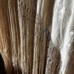 Mantón de Manila antiguo seda crema bordada a mano tono sobre tono