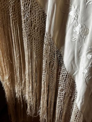Mantón de Manila antiguo seda crema bordada a mano tono sobre tono