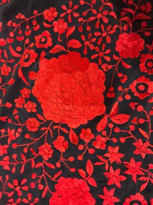 Mantón seda vintage  bordado a mano negro y rojo