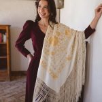 Mantón seda vintage a mano blanco bordado oro