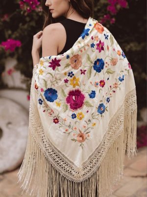 Mantón seda bordado a mano color amarillo marfil con rosas y flores