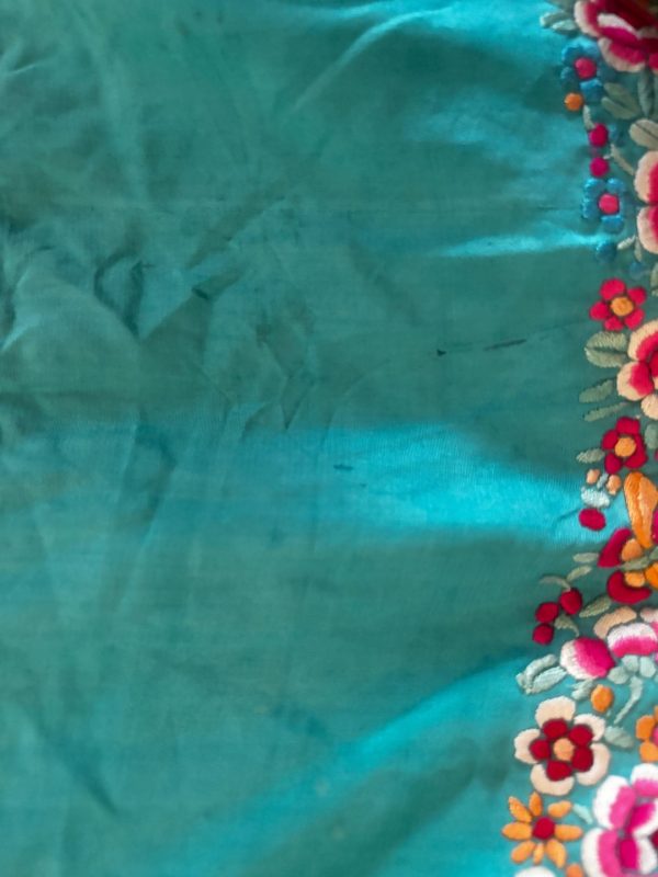 mantón seda antiguo a mano turquesa con flores rojas