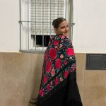 mantón negro con rosas rojas