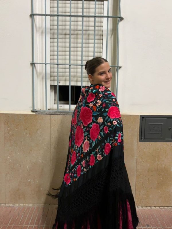 mantón negro con rosas rojas