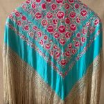 mantón seda antiguo a mano turquesa con flores rojas