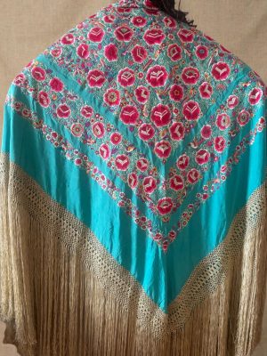 mantón seda antiguo a mano turquesa con flores rojas