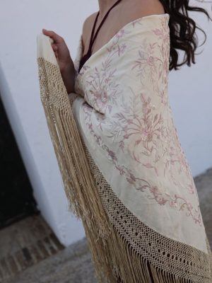 Mantón antiguo isabelino fondo marfil y bordado rosa