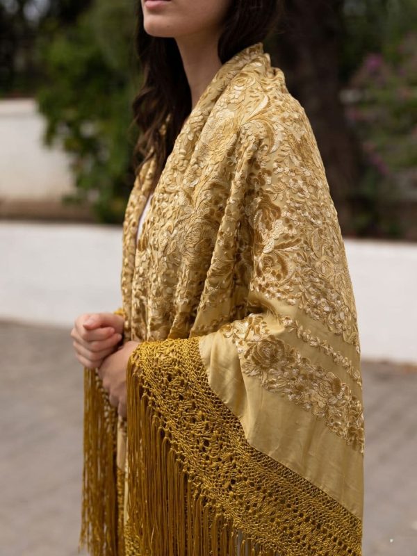 mantón bordado oro