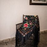 mantón seda negro vintage con flores multicolor