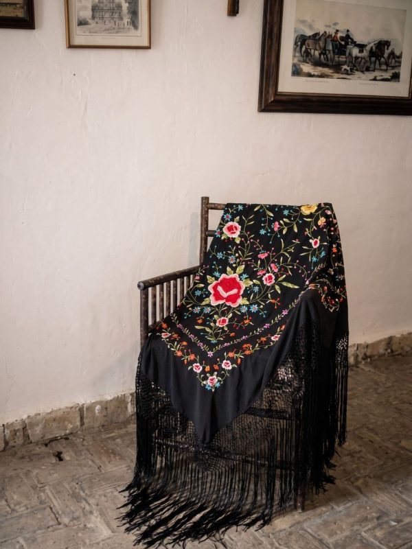 mantón seda negro vintage con flores multicolor
