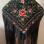 mantón seda negro vintage con flores multicolor