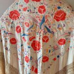 mantón antiguo bordado color rosas y pájaros salmón y azul