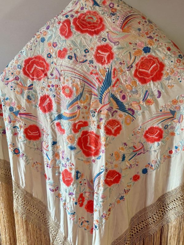 mantón antiguo bordado color rosas y pájaros salmón y azul