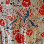 mantón antiguo bordado color rosas y pájaros salmón y azul