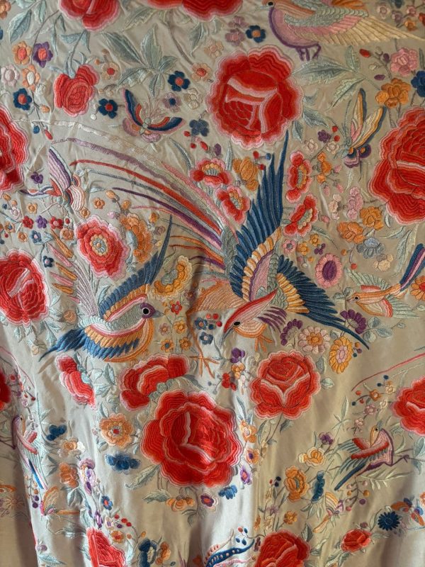 mantón antiguo bordado color rosas y pájaros salmón y azul
