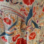 mantón antiguo bordado color rosas y pájaros salmón y azul