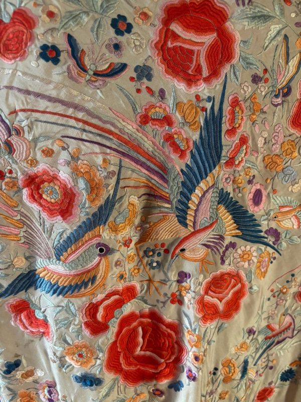 mantón antiguo bordado color rosas y pájaros salmón y azul