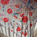 mantón antiguo bordado color rosas y pájaros salmón y azul
