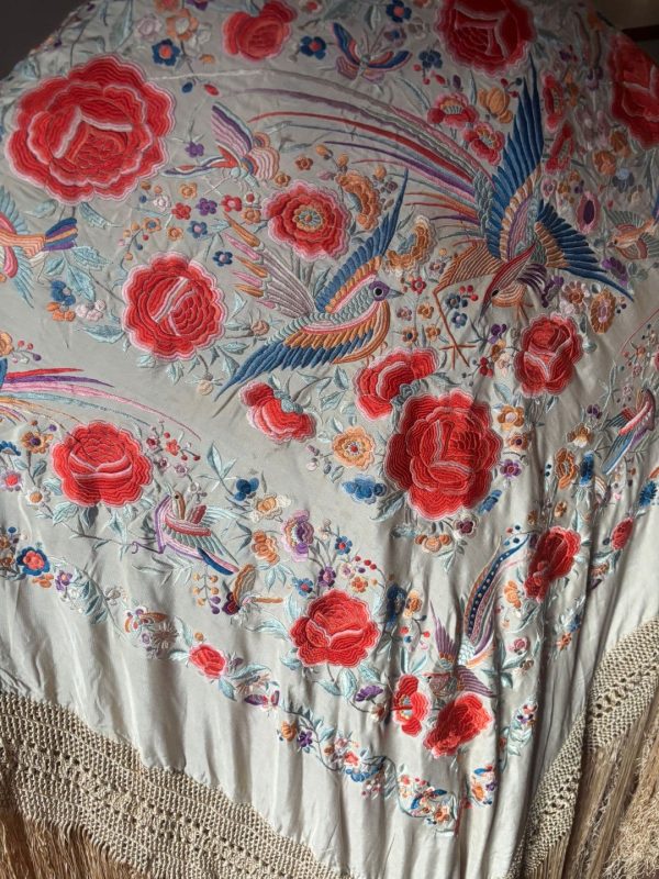 mantón antiguo bordado color rosas y pájaros salmón y azul