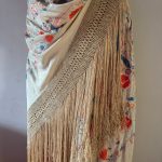 mantón antiguo bordado color rosas y pájaros salmón y azul