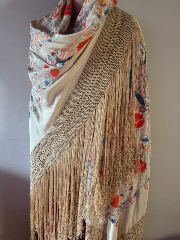 mantón antiguo bordado color rosas y pájaros salmón y azul