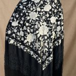 mantón negro bordado blanco
