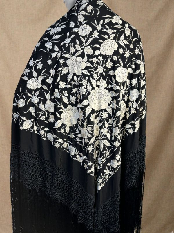 mantón negro bordado blanco