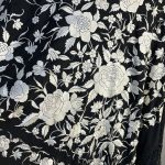 mantón negro bordado blanco