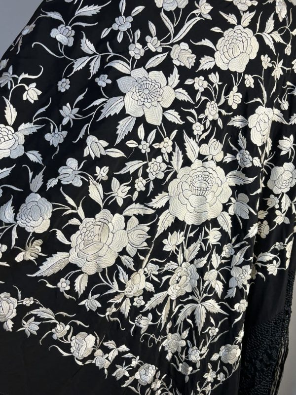 mantón negro bordado blanco