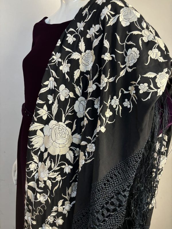 mantón negro bordado blanco