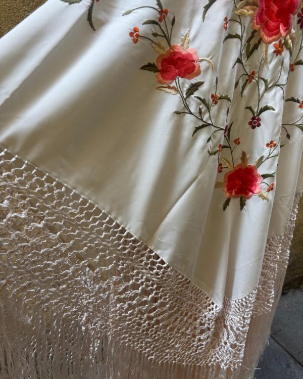 mantón marfil bordado coral