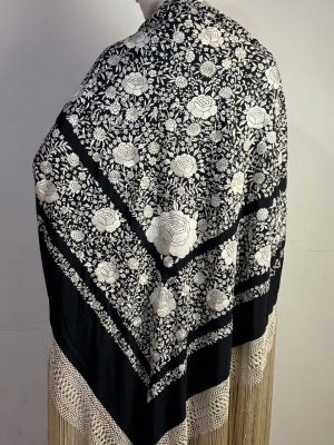 mantón negro bordado blanco