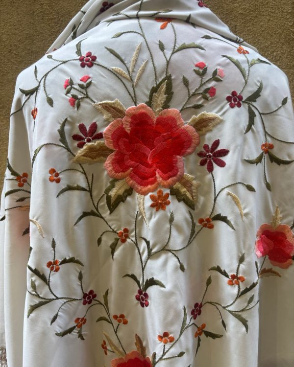 mantón marfil bordado coral