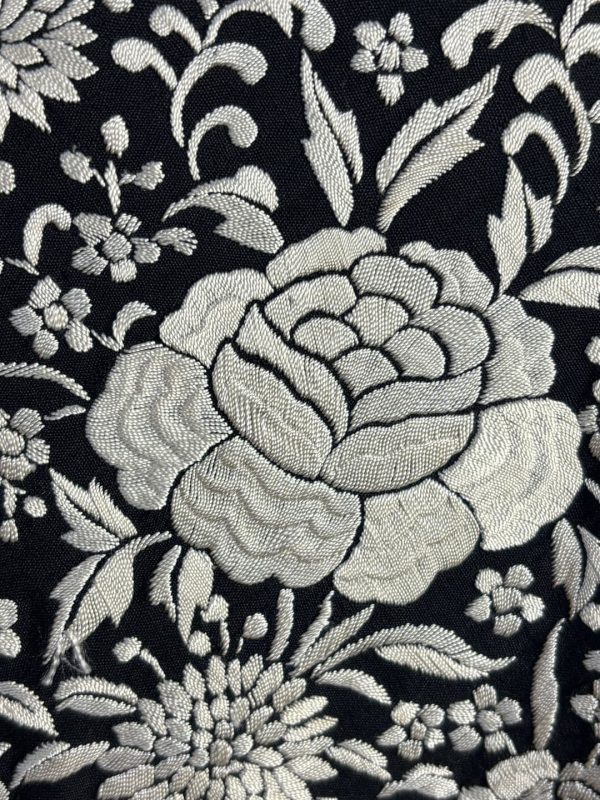 mantón negro bordado blanco