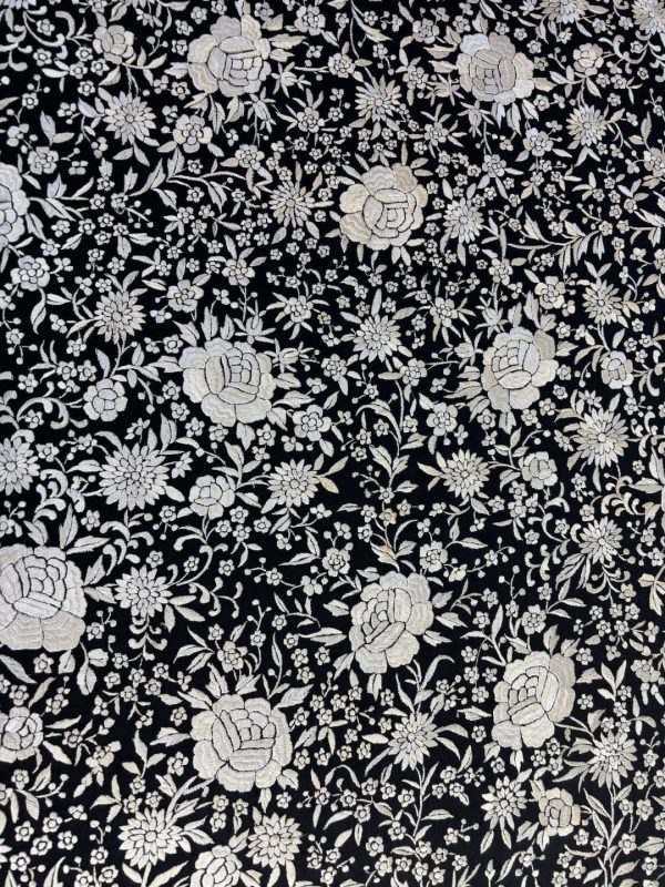 mantón negro bordado blanco
